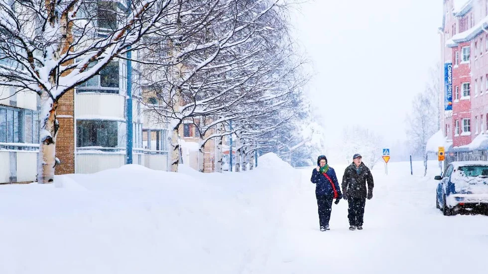 Inga trottoarer. Luleåborna fick gå på gatorna under fredagen.
