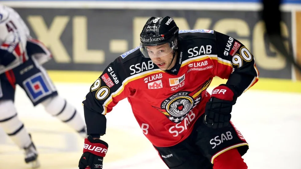 Mitt. Johan Harju går in som center.