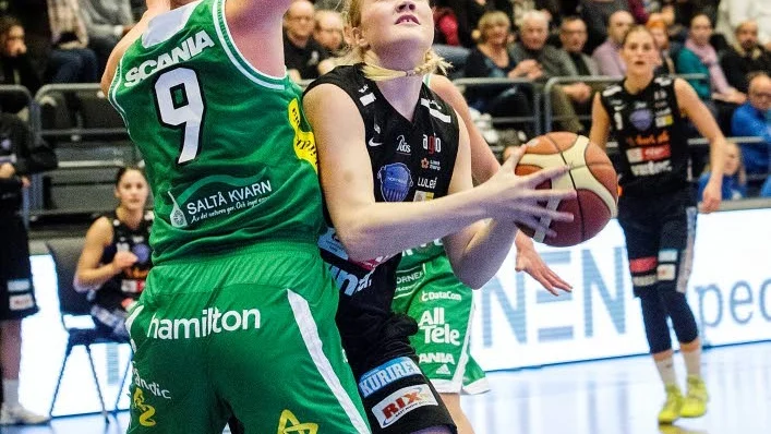 Firades. Allis Nyström fyllde 21 och hyllades av publiken.