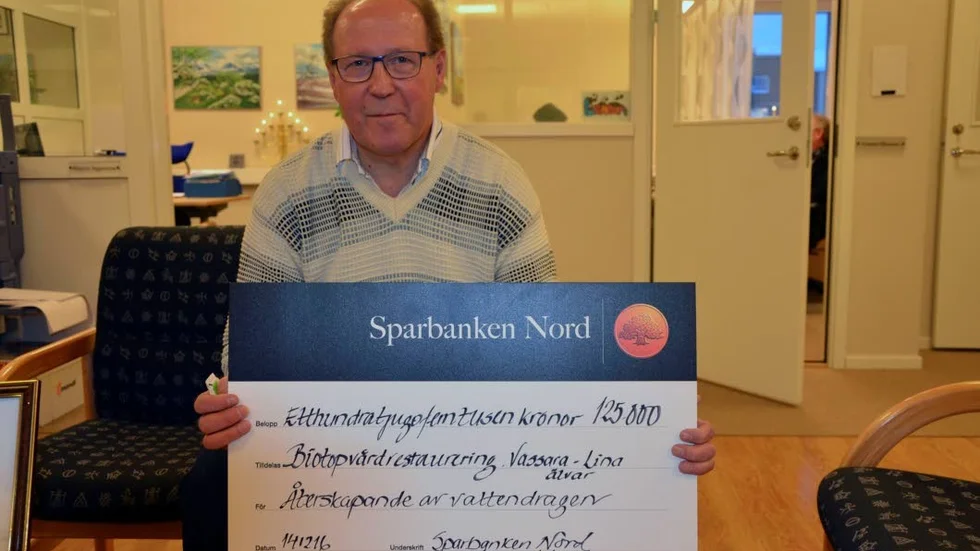 ÄLVRESTAURATÖR. Tommy Nilsson, Fiskekonsulent i Gällivare fick ta emot 125.000 för fiskeföreningarnas räkning när Sparbanken Nord delade ut vinstpengar till sina kunder i tisdags."Pengarna ska gå till att resturera flottningsskador i Vassara och Lina älvar", berättar han.