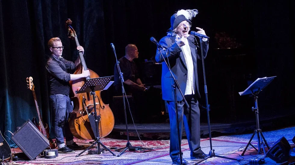 Praktfull entré. Sven Wollter presenterade sig själv som den stornäste sanningssägaren Cyrano de Bergerac, ackompanjerad av Kalle Nyman och Bengt Ernryd.