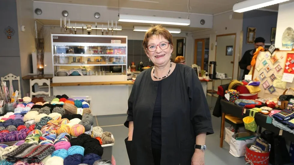 -Man måste göra så att det händer något, annars är det så tyst och tomt här, säger Karin Mogemark som ordnat julmarknad i Lakaträsk tillsammans med en annan bybo.