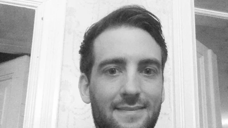 Startade namninsamling. Erik Elmsäter samlar in namn för att vännen Anna-Karin Johansson ska få vård.