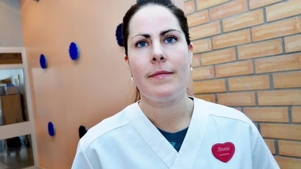 VILL PRATA LÖN. "Det verkar vara ett sätt att bromsa ingångslönerna och kontrollera de erfarna sjuksköterskornas löneutveckling", säger Annie Larsson som kräver löneförhandling när hon söker nytt jobb i landstinget.