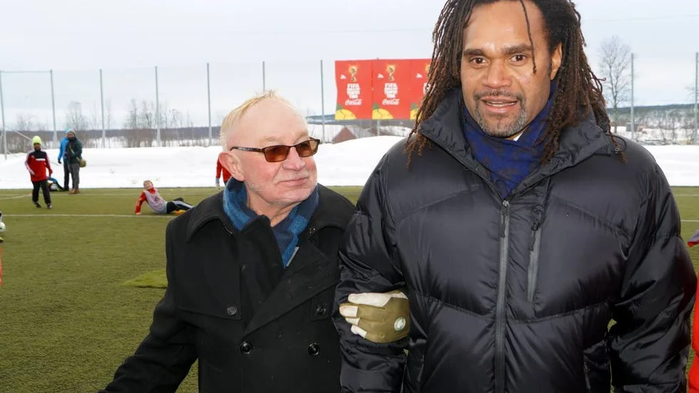 VÄRVNING? Parkalombolo IK:s eldsjäl Börje Andersson-Junkka ger ett värvningsanbud till VM-hjälten Christian Karembeu.