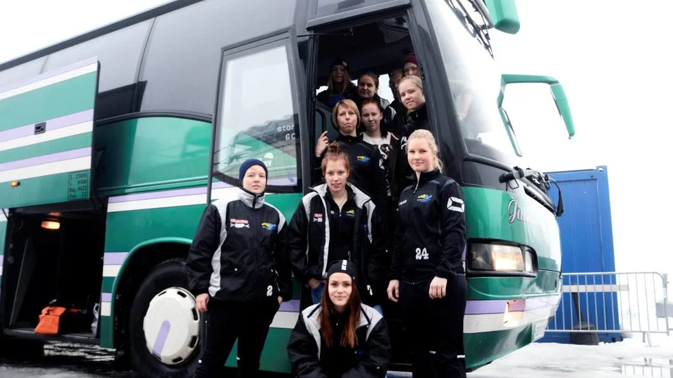 BUDGETRESA. På fredagen åkte HT Bandy till Kungälv för SM-semifinal. Först med buss till Boden och sedan nattåg.