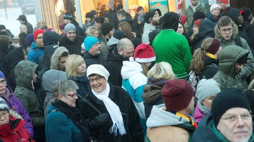MÅNGA PÅ MÖTE. Fler än 400 personer fanns på plats när Luleåborna visade sin solidaritet med de som angreps av nazister i Kärrtorp och mot rasism och främlingsrädsla.