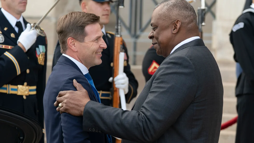 Estlands försvarsminister Hanno Pevkur träffar sin amerikanske motsvarighet Lloyd Austin vid sitt besök i Washington.