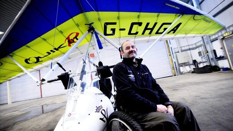 FLYGER FÖR FRIHET. Flying for freedom är ett projekt som är tänkt att hjälpa brittiska soldater som skadats i tjänsten tillbaka. Dave Sykes sitter i rullstol, men i flygplanet är han inte handikappad.