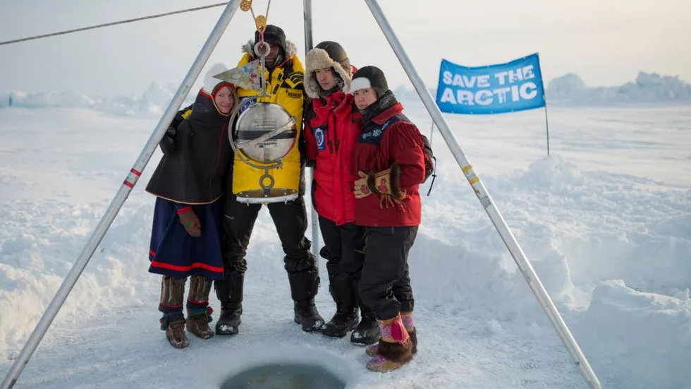 Expeditionsmedlemmar sänker tidskapseln med 2,7 miljoner namnunderskrifter på Nordpolen.