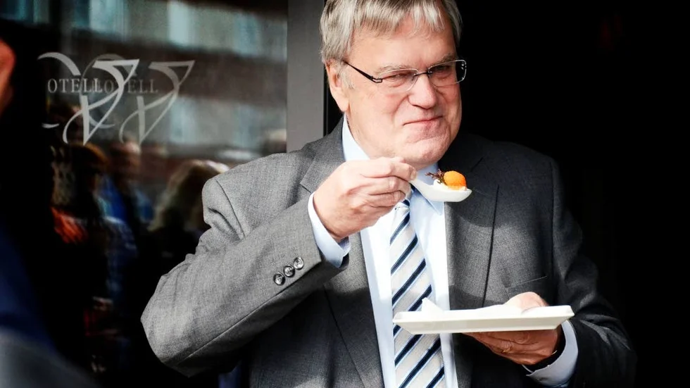 Skål! Före detta Kalixbo och landshövding P-O Eriksson höll öppningstal och skålade i löjrom.