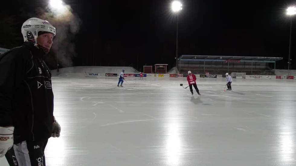 ISIG STÄMNING. Kalix bandys tränare Patrik Rönnqvist menar att isen på deras utomhusrink är så dålig att de kan få sluta spela i elitserien om de inte får en bandyhall.