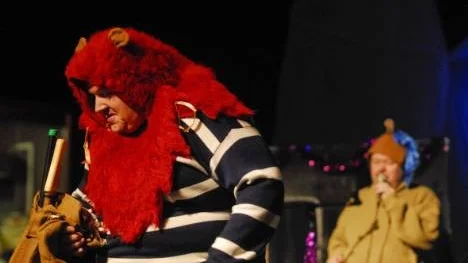 Vargen (Anders Lundberg) har just roffat åt sig julklappssäcken av Bamse (Janne Österberg)