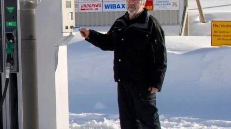 Terje Johansen  är "jäkligt nöjd" sedan Telia tagit tag i problemet och sett till att telekommunikationen och därmed tankningen i Polcirkeln numera fungerar. (Arkivbild)