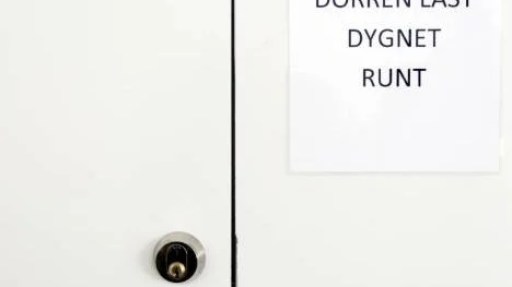 Icke dementa boende som vill ha dörren till sin lägenhet låst dygnet runt får ha det.