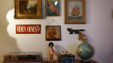 På väggen trängs fina målningar med retro-tavlor som fyndats på loppisar och second hand-butiker. I sitt rum brukar Jennifer ofta sitta vid datorn, måla och lyssna på musik. "LP-spelaren är nog den pryl jag använder mest", säger hon.