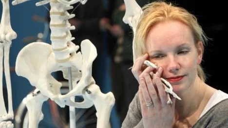Karin Paulin Ek och ett skelett spelar stora roller när Norrbottensteatern sätter upp "Grabben i graven bredvid" som musikal.