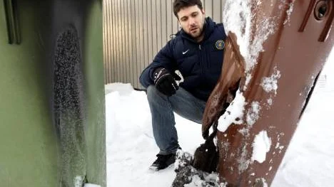 Brända, sotiga tunnor vittnar om det eldfängda drama som Magnus Johansson hann släcka i tid, medan en mamma och ett litet barn låg och sov inne i huset.