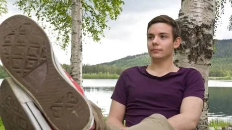 En perfekt sommardag latar sig gärna Robin vid hemmet i Arvidsjaur.