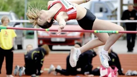 Isabelle Nilsson bidrog starkt till Piteås seger i lagtävlingen. Hon vann längdhoppet och blev delad tvåa på 80 meter häck. Här i höjdhopp.