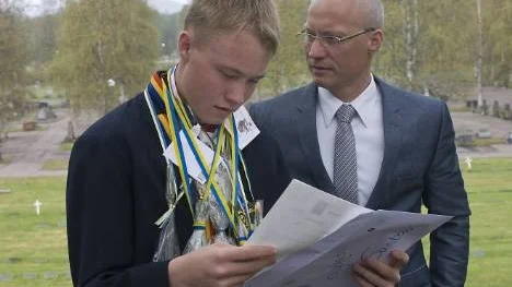 Betygskoll. Gustav Lundgren granskar in sitt slutbetyg från Fridhemsskolan, hans far Johan vill också få en titt.