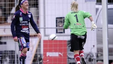 Linköpings Lisa De Vanna, till vänster, gjorde tre mål mot Piteå i damallsvenskan. Här har hon just gjort 3-1 bakom målvakten Maria Rönnbäck.