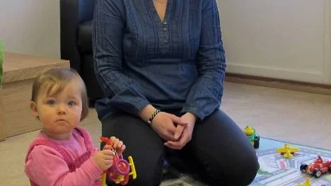 Ettåriga Elin verkade trivas riktigt bra under sitt och mamma Anneli Nymans premiärbesök på nyöppnade Familjecentralen.