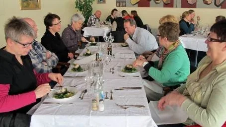 Eva Sandberg (till vänster) och hennes arbetskamrater på gymnasieskolan och vuxenutbildningen brukar ofta unna sig en trerätterslunch på tisdagarna när restaurang- och livsmedelseleverna dukar upp till fest.