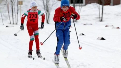 Jakob Fredby, Luleå Gjutaren, jagas av hemmaåkaren Ludvig Fredriksson som blev tvåa i H10-klassen.