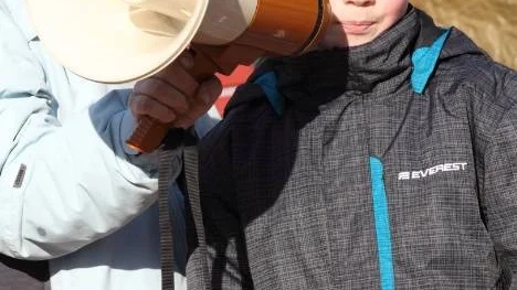 Isak Selberg från femman på Klubbgärdsskolan sade några ord om tuppen och vilka som pyntat den.