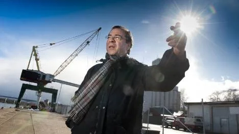 Ett stenkast från Göran Rosenbergs gamla barndomsgata är Södertäljes numera ganska bedagade hamn ännu i bruk.