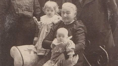 En av de familjer, med rötter i Pitebygden, som emigrerade till Sydamerika. Familjen Nordqvist, Johan Olof och hans maka Elisabet Bäckström, Piteå, dottern Ida  och hennes make med efternamnet Envall  i Malmberget samt deras barn Helga, 1 år och 8 månader, samt Greta, 7 månader. Kortet togs i Malmberget en vecka innan de emigrerade till Brasilien. De två små barnen dog tidigt, en under överresan och sänktes i havet. Det andra barnet dog 14 dagar efter ankomsten.