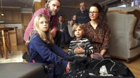 Familjen Klinth, Lotta och Rolf med barnen Sixten och Siri, från Stockholm är i Hortlax för att hälsa på släkten och känner en viss oro inför hemresan på torsdag. "Man vill ju så gärna att det ska fungera" säger Lotta som liksom maken helst vill åka tåg av miljömässiga skäl.