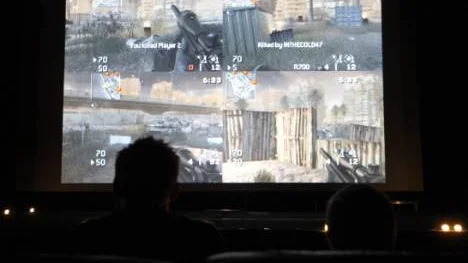 Publiken kunde testa sin spelskicklighet på storduk mot  You Tube-profilen Tejbz i Black Box. Här gäller det att döda så många som möjligt i tv-spelet "Call of Duty 4".