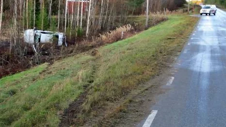 Föraren har av allt att döma överraskats av ishalka och därefter sladdat av vägen.