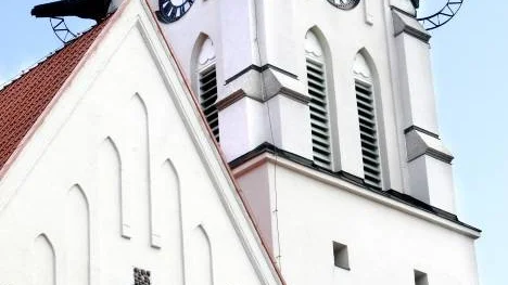 Vid 03-tiden på onsdagsnatten började kyrkklockorna ringa i Hortlax kyrka.