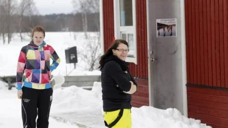 Det var ingen rusch av kunder för Victoria Johansson och Maggan Lundgren som sköter om fikaförsäljningen intill isbanan.