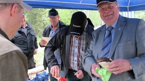 Älvsbyns kommun hade lejt Göran "Björntorparn" Karlsson att servera wokad souvas i pitabröd. Landshövding Per-Ola Eriksson, för dagen iklädd kommunens reklamkeps, lät sig väl smaka.