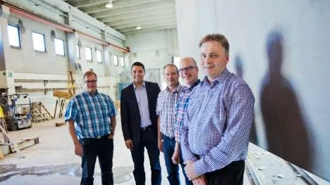 Cementfabriken i Öjebyn har numera finska ägare som besökte industrin på torsdagen. Från vänster: Juha Alapuranen (YBT), Mikko Isotali (Lujabetoni), Reijo Alapuranen och Mika Alapuranen (YBT) samt Rolf Skoog, ny vd för nya bolaget Prefabmästarna AB.