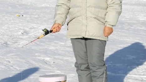 Ingrid Karlsson, Sunderbyn, fick napp direkt. "Jag hann bara dra i pimpelspöet några få gånger. Jag fick en röding, men vet inte vad den väger", säger hon.