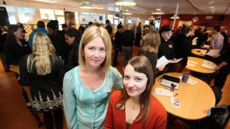 Emelie Isaksson och Elin Lundgren, arbetsförmedlingen i Piteå, var värdar för Sommarjobbens dag.