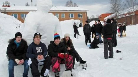 Nöjda med sitt verk så här långt var från vänster Mattias Karlsson, Nikolaj Grönlund, Erik Henriksson och Sanna Broström från 9 A.