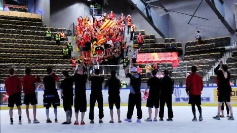 Hyllade trots förlust. Luleås spelare gick ut på isen och tackade sin klack efter lördagsderbyt mellan Skellefteå och Luleå.