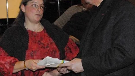 Susanne Sautter överlämnade protestlistan med 3083 namn till Kent Ögren.