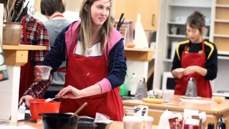 Lovisa Vincent Bergman och hennes klasskamrater tar sig an dagens uppgifter på hemkunskapslektionen. På Sjulnässkolan jobbar man medvetet med att minska matsvinnet och eleverna får bland annat lära sig hur man tar reda på om ett livsmedel blivit dåligt eller inte.
