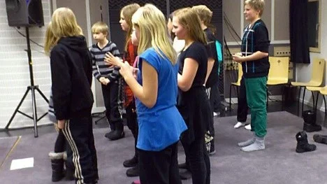 Publik från Alterdalens skola värmde upp med sång och hejaramsor inför den direktsända kvartsfinalen av Vi i femman.