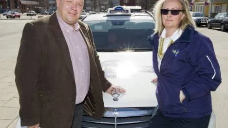 Det rullar på bra för taxiföretagaren Mikael Malmlöf som har 45 anställda, bland annat taxiföraren Helena Wallon.