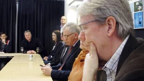 Peter Roslund funderar på hur han ska locka fler företag till Piteå kommun, ett sätt är fördjupat samarbete med kollegan Karl Petersen i Luleå.