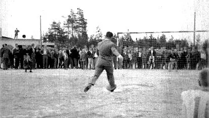 En minnesvärd dag i Lövfs målvaktskarriär var när han sommaren 1960 fick chansen att rädda straffar från självaste Puskas. Här har den ungerska superstjärnan just (i kostym) höjt vänsterfoten för att klappa i väg en straff.