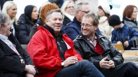 Framtidstro i Älvsbyn S-topp på 1 maj. Kommunalrådet Bill Nilsson och partikamraten Tomas Egmark talade om flera utmaningar. "Det viktigaste som arbetarekommunens ordförande är att få folk att våga komma fram och prata politik och gå med i partiet", säger Tomas Egmark.